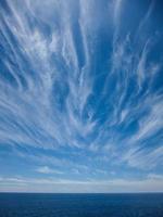 wndy wolken aan de avondlucht foto