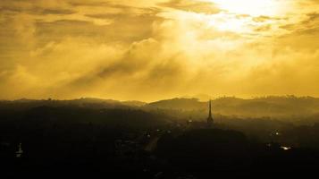 bergen en mist in thailand foto