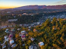 luchtfoto van het stadslandschap. sukhumi, abchazië foto