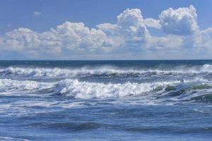 zeegezicht met grote schuimende golven foto