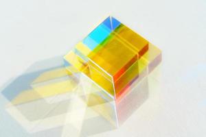 vroeg gekleurd vierkant prisma op een witte achtergrond foto