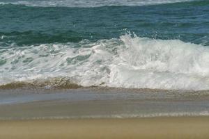zeegezicht met golven op het strand foto