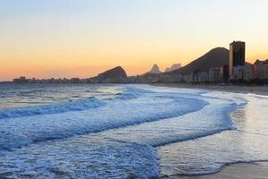 Copacabana strand, berg vidigal, pedra da gavea, zee in sunse foto