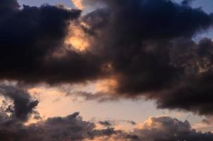 dramatische wolken bij zonsondergang foto