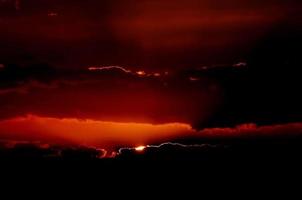 rode humeurige zonsondergang foto