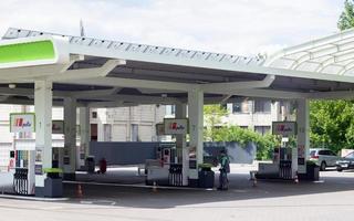 een netwerk van benzinestations in oekraïne met een okko-winkel en café. tankstation, detailhandel in aardolieproducten. eigenaar van oa concern galneftegaz. Oekraïne, Kiev - 23 mei 2022. foto