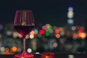 kleurrijk licht schijnt op een glas rode wijn foto