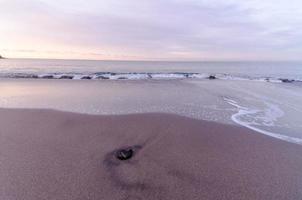 strand en zwaai bij zonsopgang foto