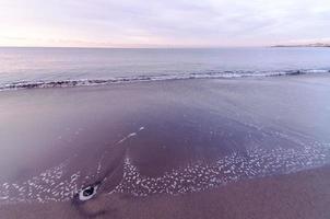 strand en zwaai bij zonsopgang foto