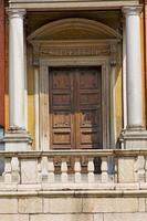deur in Italië Lombardije kolom het terras