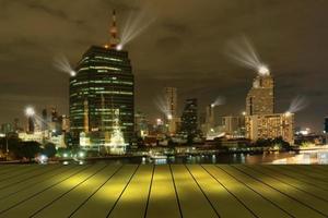 top gouden metalen bureau met stadsgezicht nachtverlichting uitzicht wazige achtergrond foto