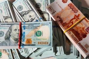 Amerikaanse dollars en Russische roebels foto