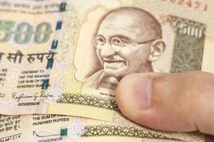 hand met Indiase duizend roepie biljetten