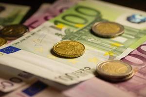euromunten en bankbiljettengeld. foto