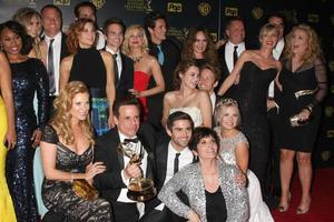 los angeles, 26 apr - jong en rusteloos, beste drama bij de 2015 daytime emmy awards in de warner brothers studio lot op 26 april 2015 in los angeles, ca foto