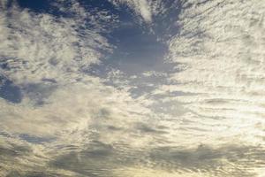 cumulonimbus, dikke wolken zijn grijs en bedekken de lucht in een groot gebied foto