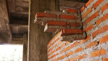 close-up van het puin van een industrieel gebouw dat instort in een stapel beton en baksteen. en het grillige puin veroorzaakt door het falen van de ingenieurs bij de verlaten constructie. foto