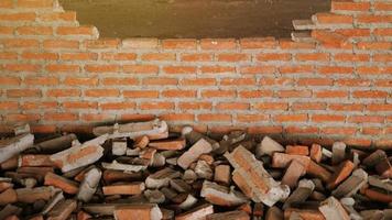 close-up van het puin van een industrieel gebouw dat instort in een stapel beton en baksteen. en het grillige puin veroorzaakt door het falen van de ingenieurs bij de verlaten constructie. foto