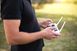 quadrocopter bediening vanaf een joystick met buitenantennes. video van bovenaf schieten vanuit een helikopter, technologie op het smartphonescherm. foto