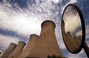 schoorstenen van een geothermische energiecentrale foto