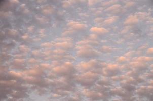 gekleurde wolken bij zonsondergang foto