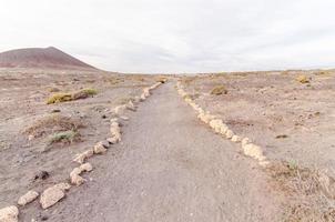 pad in de woestijn foto