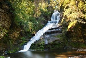 waterval in herfstbos foto