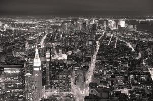 new york city manhattan skyline luchtfoto in de schemering zwart-wit foto