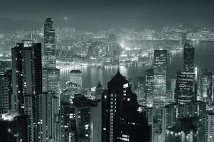 hong kong 's nachts in zwart-wit foto