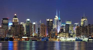 new york city manhattan midtown skyline in de schemering foto