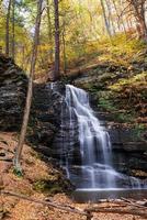 herfst waterval in de bergen. foto