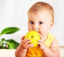 kleine baby die appel eet foto