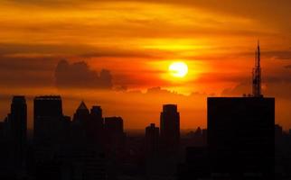 zonsondergang over de stad foto