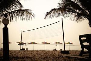 silhouet van een volleybalnet op het strand foto