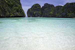 krabi, thailand -maya baai strand op phi phi ley eiland schone witte zandstranden en smaragdgroene zee. foto