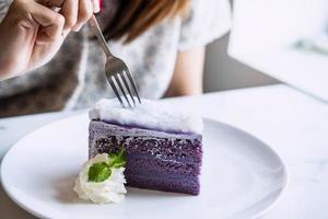 jonge aziatische vrouw geniet van het eten van dessert in restaurant foto
