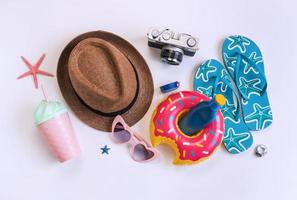 reisaccessoires items op een witte achtergrond, zomervakantie concept foto