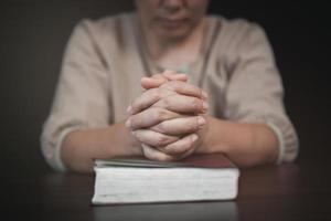 hand in hand in gebed op de Schriften. bid tot god. geloof in het goede. geloof in God. foto