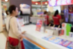 wazige vrouw die ijs koopt in de winkel foto