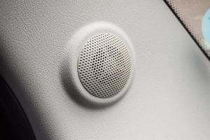 close-up ronde luidspreker in moderne auto foto