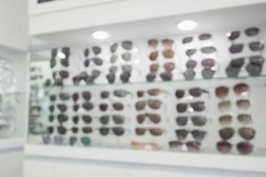 vervaag zonnebril op planken in de achtergrond van een brilwinkel foto