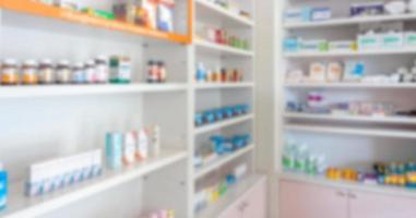 apotheek drogisterij vervagen abstracte achtergrond met medicijnen en gezondheidszorgproduct op planken foto