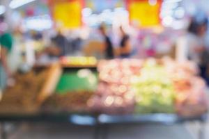 supermarkt met vers fruit en groente op planken in winkel wazig achtergrond foto