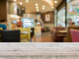 café restaurant, coffeeshop tafel met abstracte bokeh lichte achtergrond foto