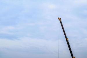 gele telescopische armen van mobiele bouwkraanwagen op de bouwplaats van het huis foto