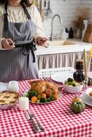 vrouw voorbereiding Thanksgiving diner thuis keuken, decoreren foto