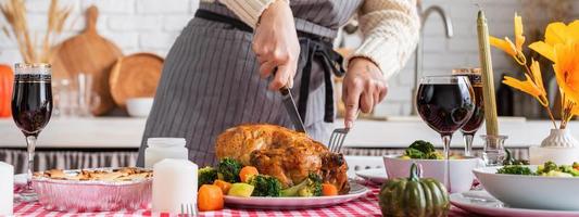 vrouw voorbereiding Thanksgiving diner thuis keuken, decoreren foto