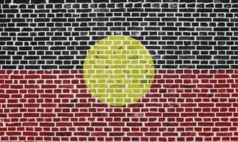 vlag van Australische Aboriginals geschilderd op een bakstenen muur foto