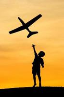 jongen lanceert speelgoed vliegtuig. foto