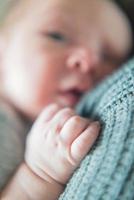 schattige newborn baby serie met pastel bokeh filter foto